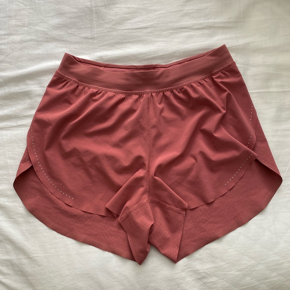 Find your pace high rise 3” short in cherry tint